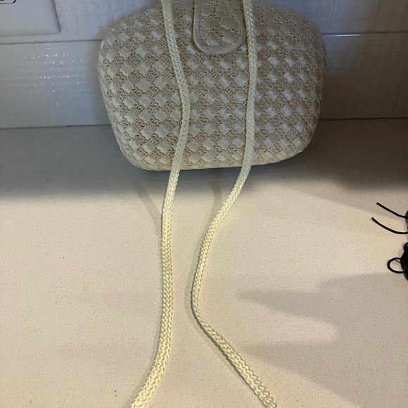 robinsons Handbags - Vintage Elegant Cream Quilted Crossbody Bag.